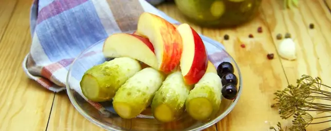 Малосольные огурцы с яблоками
