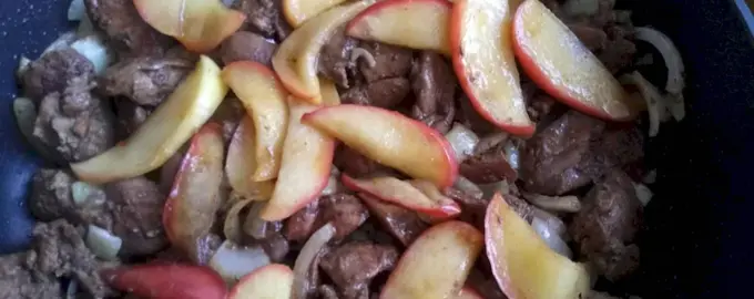 Куриная печень с яблоками
