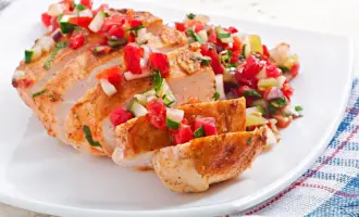 Жареное куриное филе с сальсой