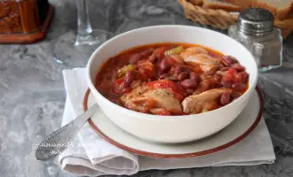 Курица тушеная с фасолью