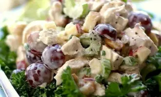 Салат с виноградом и копченой курицей