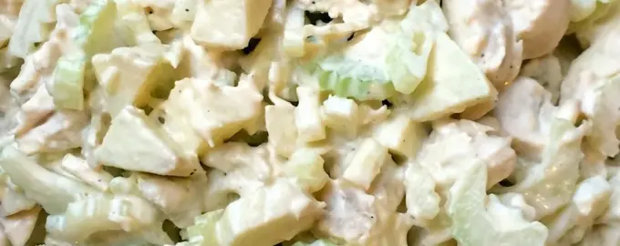 Салат с сельдереем и яблоком и курицей