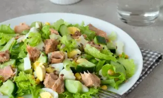 Салат с листьями салата и кукурузой