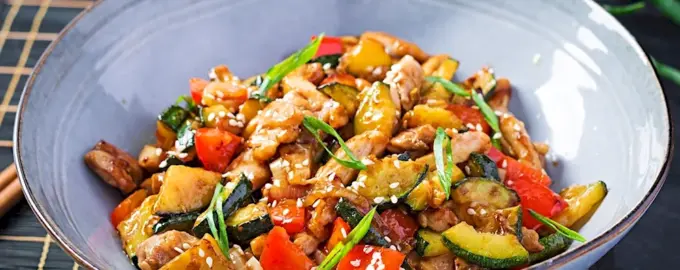 Жареная курица с кабачками