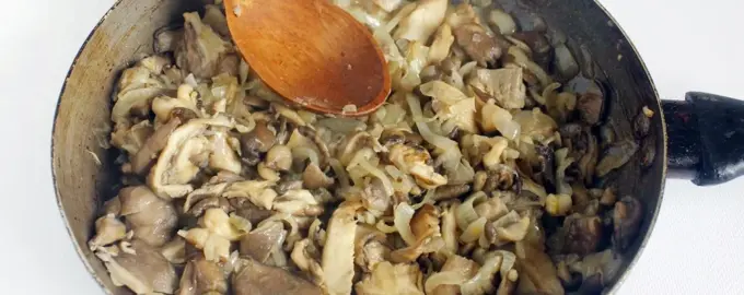 Вешенки в сметане на сковороде с луком