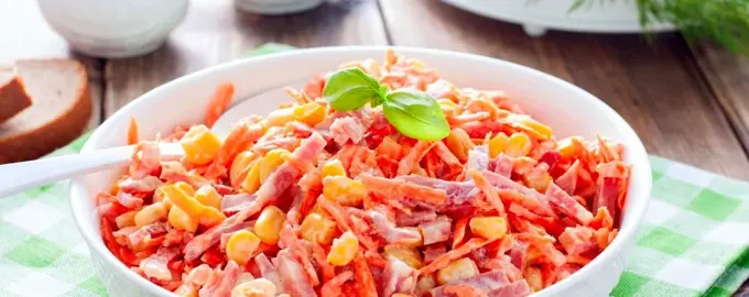 Салат с копченой колбасой