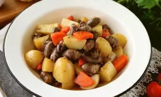 Куриные сердечки с овощами