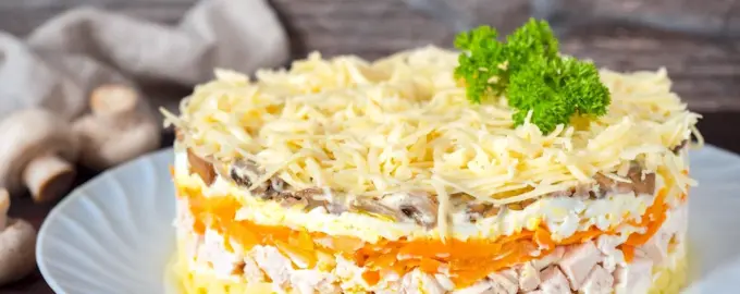 Салат с копчёной курицей и жареными грибами