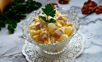 Салат из копчёной курицы с ананасами и сыром