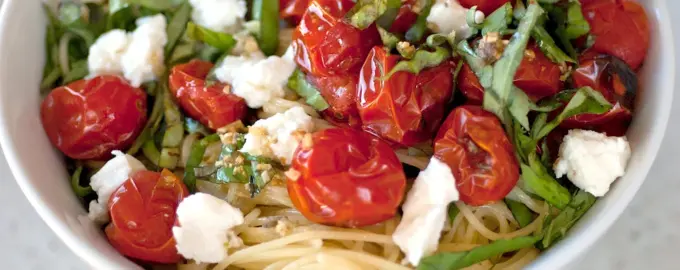 Паста с моцареллой и черри
