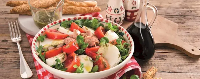Салат с тунцом и моцареллой