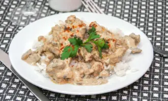 Куриный бефстроганов с грибами