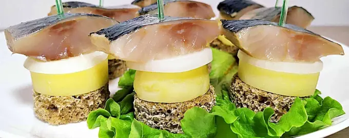 Канапе с бородинским хлебом и селедкой
