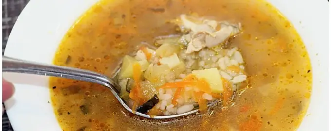 Рассольник с рисом и оливками и лимоном