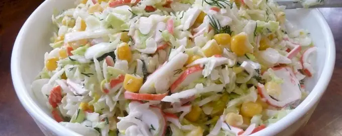 Салат с пекинской капустой и крабовыми палочками и кукурузой