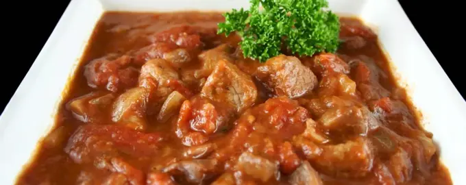 Гуляш из свинины с подливкой