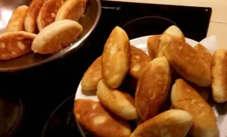 Пирожки на тарелке