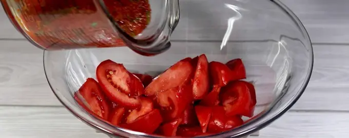 Помидоры дольками с лимонным соком и медом