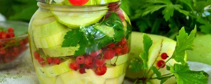 Огурцы с красной смородиной на зиму