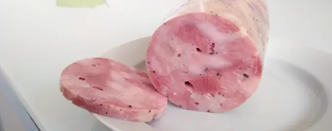 Ветчина из индейки в ветчиннице