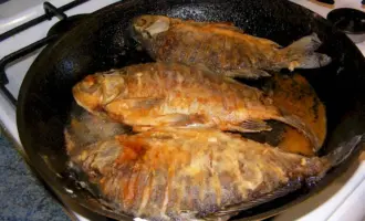 Жареный карась на сковороде