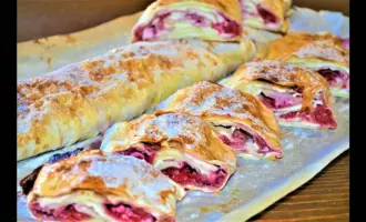 Рулет из лаваша с творогом и ягодами