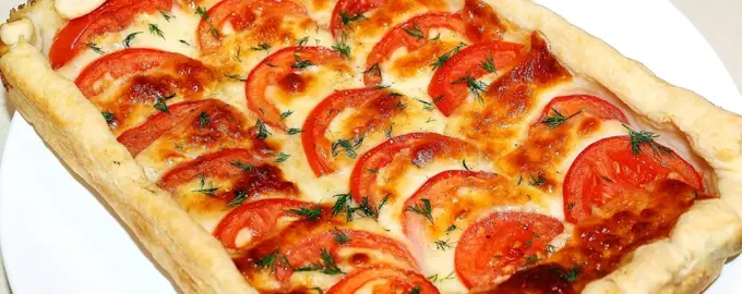 Слоеный пирог с моцареллой и помидорами