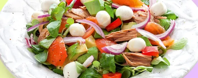 Салат с тунцом и моцареллой