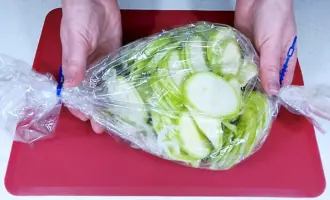 Маринованные кабачки в пакете
