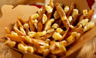 Квебекский картофель Poutine