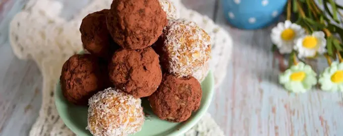 Финиковые конфеты с кокосовой стружкой