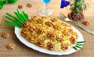 Салат с ананасом и курицей и грецкими орехами