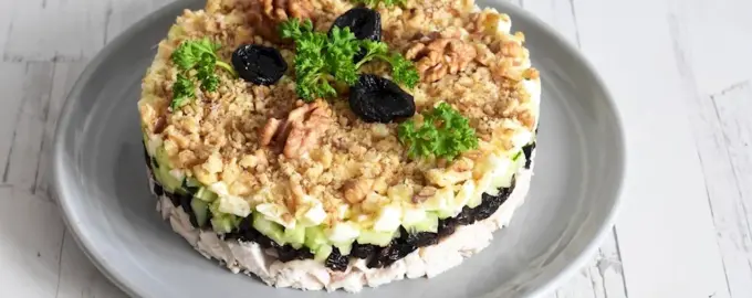 Салат с черносливом и курицей и грецкими