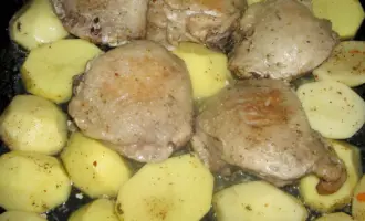 Бедрышки куриные в духовке с картошкой