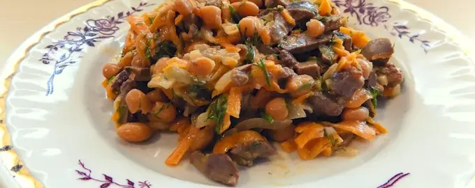 Салат с печенью и фасолью
