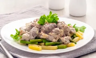 Куриные сердечки в сметанном соусе