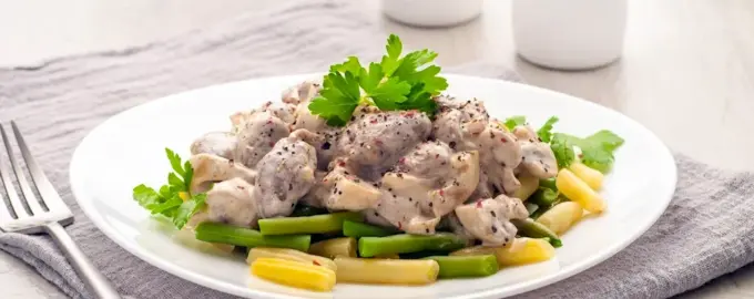 Куриные сердечки в сметанном соусе