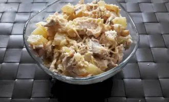 Салат с ананасом и курицей и грибами