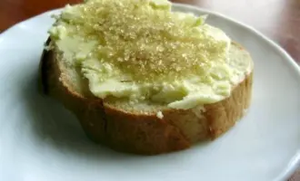 Бутерброд с маслом и сахаром
