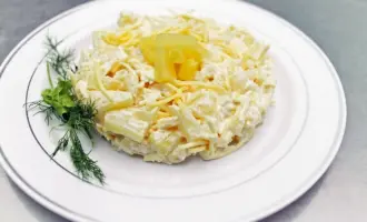 Салат из курицы с ананасами и сыром