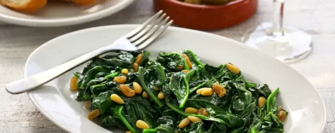 Жареный шпинат с кедровыми орешками