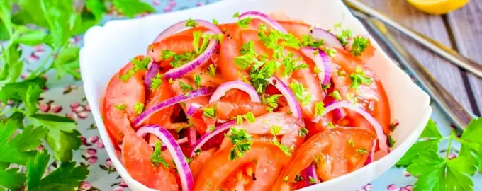 Салат из помидоров и лука