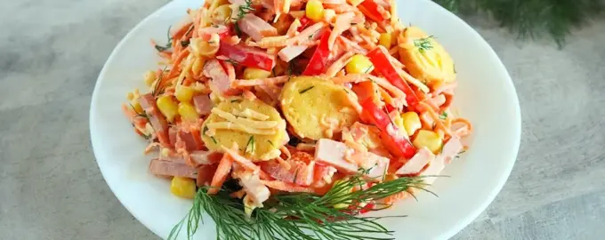 Салат с морковью по-корейски и копченой курицей