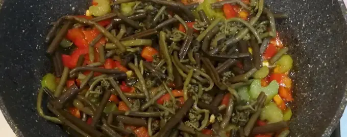 Тушеный папоротник с мясом