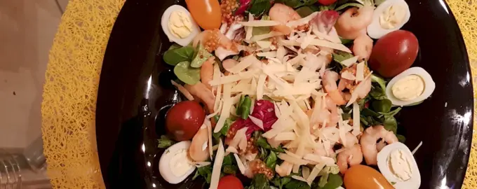 Салат с перепелиными яйцами и помидорами черри