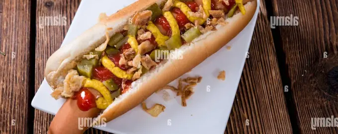 Хот дог с соленым огурчиком