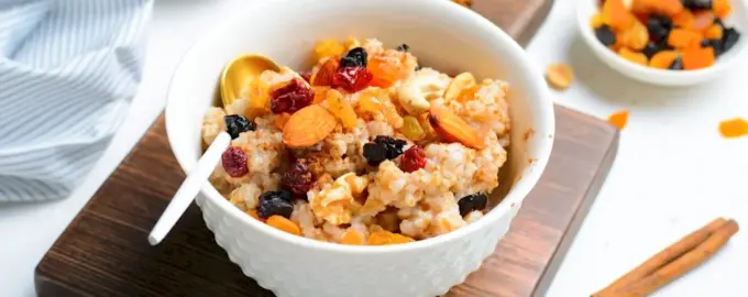 Овсяная каша с сухофруктами