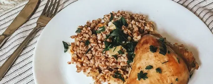 Куриные бедрышки с гречкой