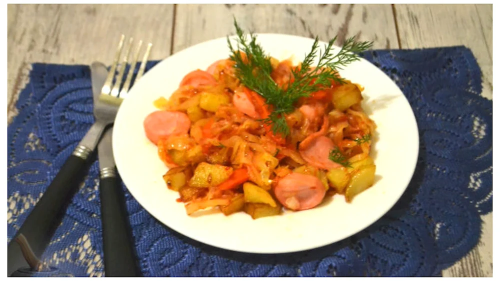 Тушёная капуста с картошкой и сосисками