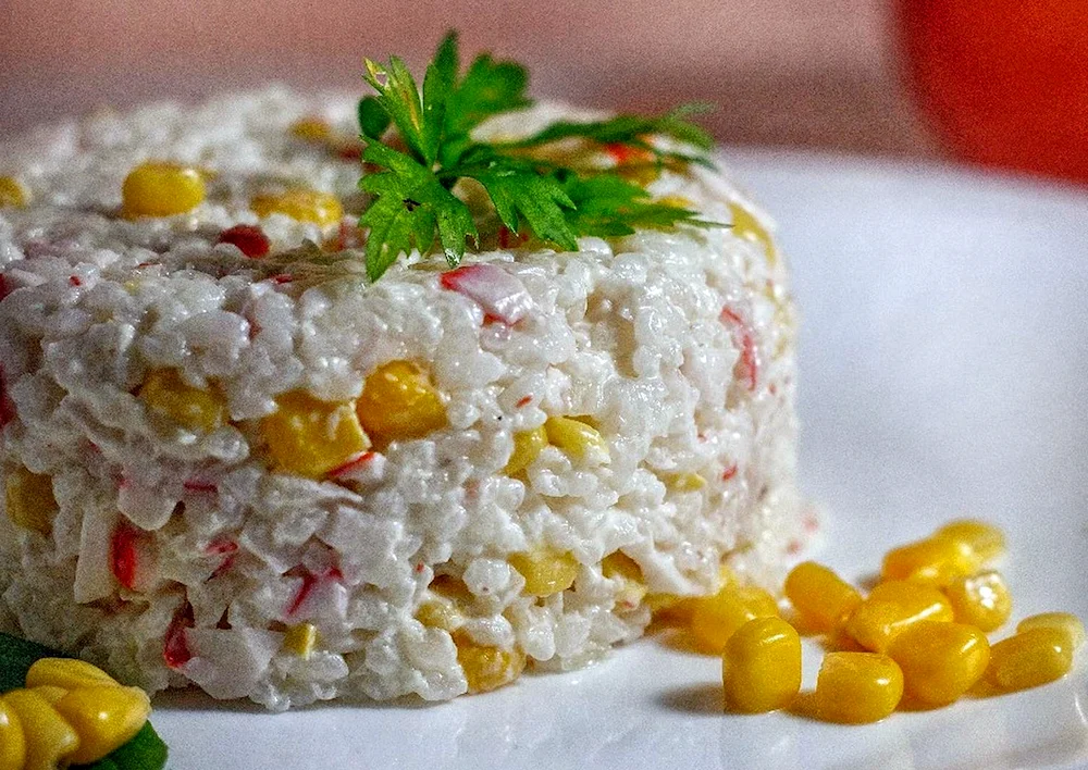 Салат с крабовыми палочками и рисом